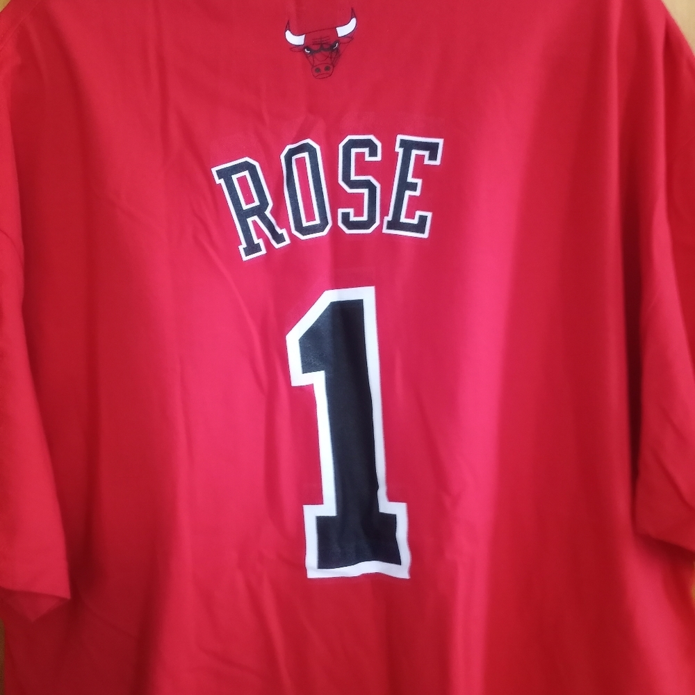 T 👕 - Picture 2 of 3
